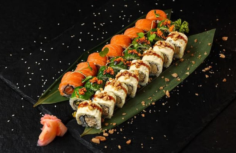 The culinary approach brings together delicate East Asian items and comforting Mediterranean small bites designed for sharing. Diners can start their meal with soft Jade Cheung Fun dim sums, light Truffle Baos, or fresh Salmon Truffle sushi rolls. For a more substantial dinner, the kitchen serves flavorful mains like the Signature Chicken in Chilli Oil alongside freshly baked thin-crust pizzas. This balanced menu among the Mumbai bars ensures that both casual diners and late-night partygoers find something to satisfy their palate. Rich desserts feature a smooth Tiramisu and their dense Chocolate Ecstacy cake.