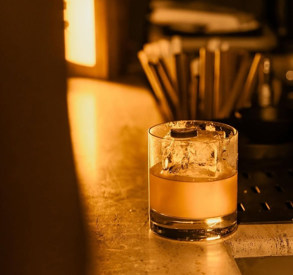As evening sets in, Strangr quietly shifts into cocktail mode. The drinks are elegant and playful, crafted with seasonal ingredients and delicate infusions. Each cocktail is balanced, beautiful, and never rushed, the kind you sip slowly while conversation flows around you.