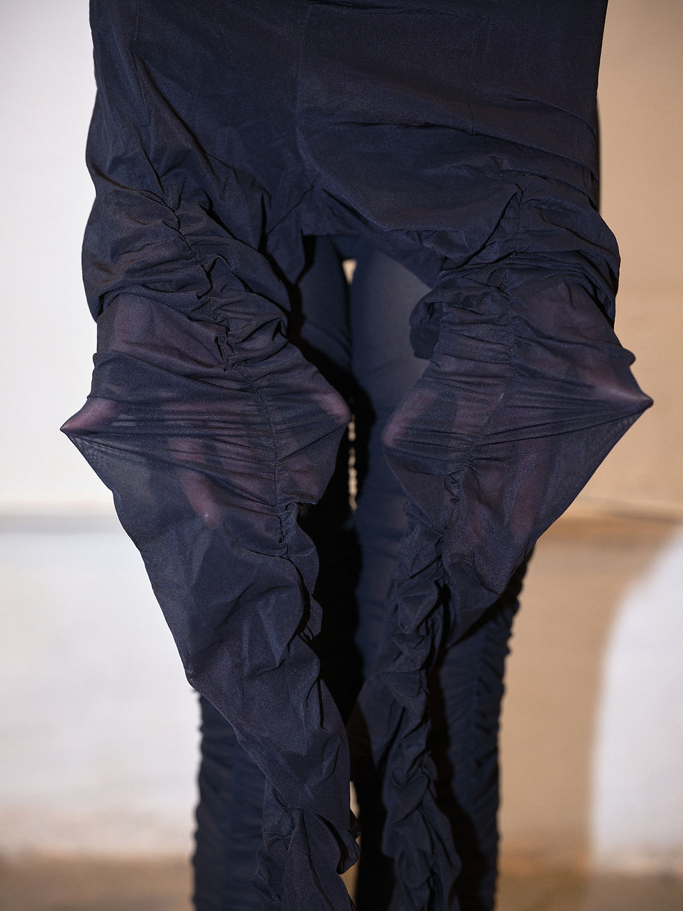 Miniatura: BLACK MESH WRINKLED FUSEAU