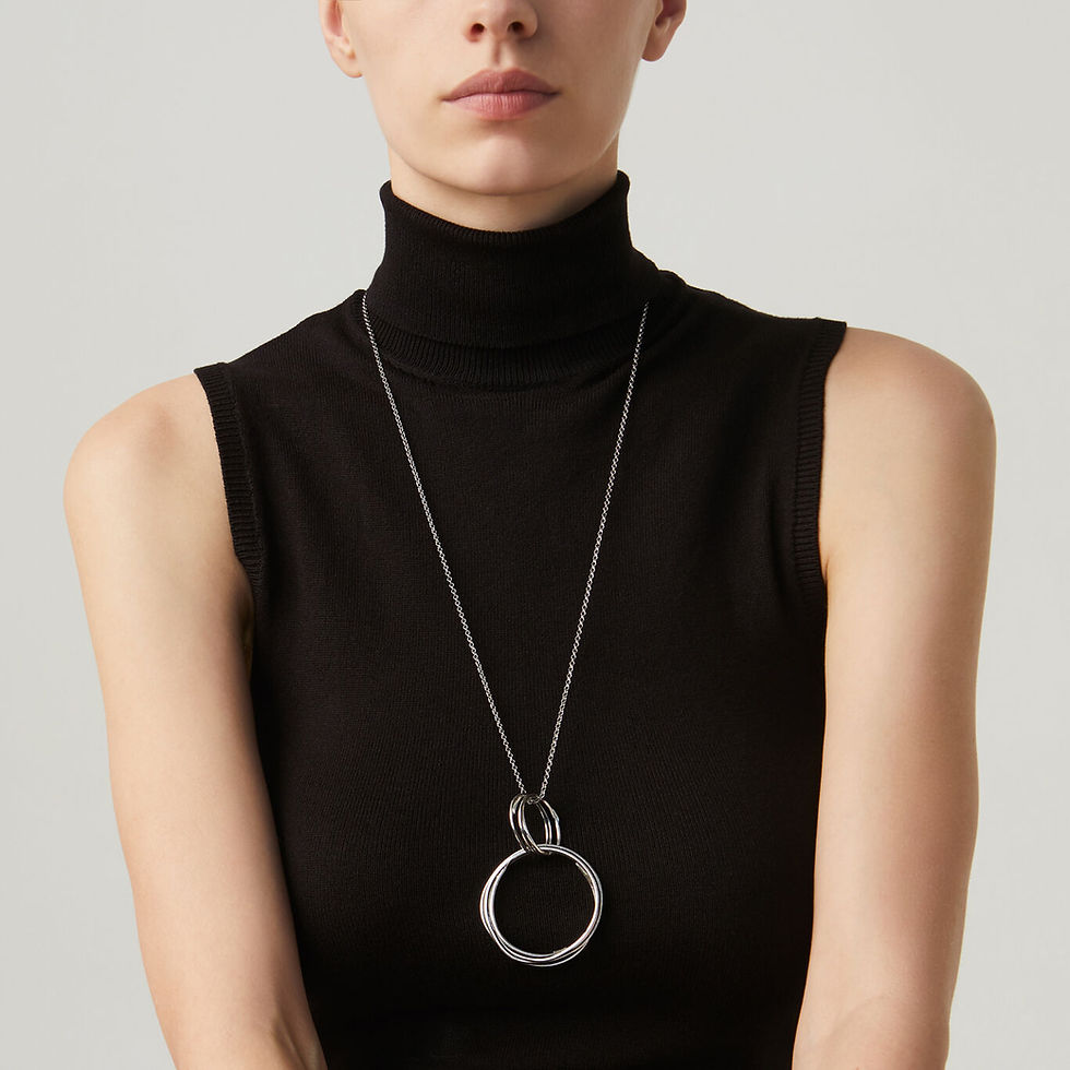 Donna indossa collana lunga DAFNE, gioiello elegante