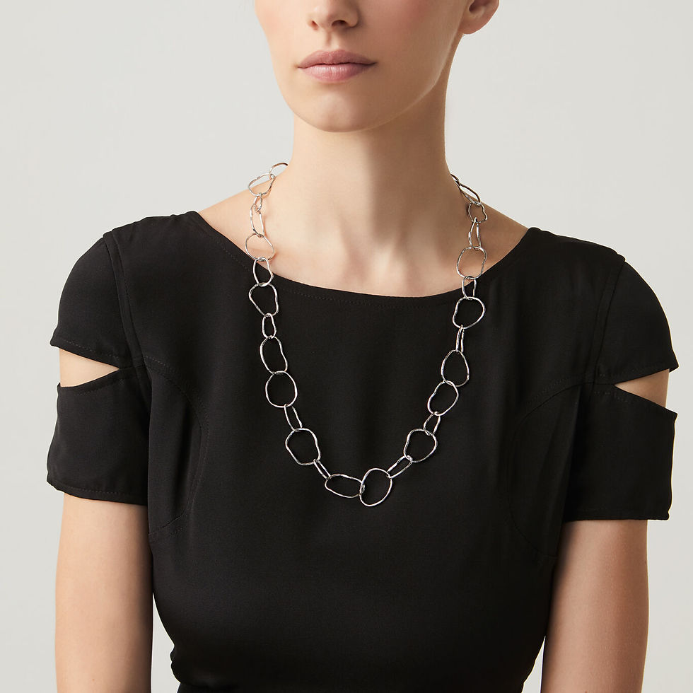 Donna indossa collana con maglie ovali