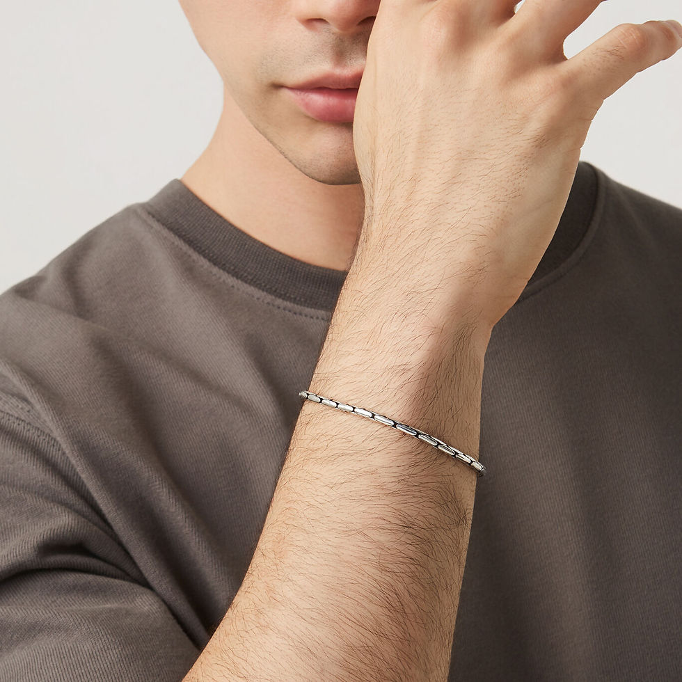 Braccialetto Rolò martellato da uomo: dettaglio elegante