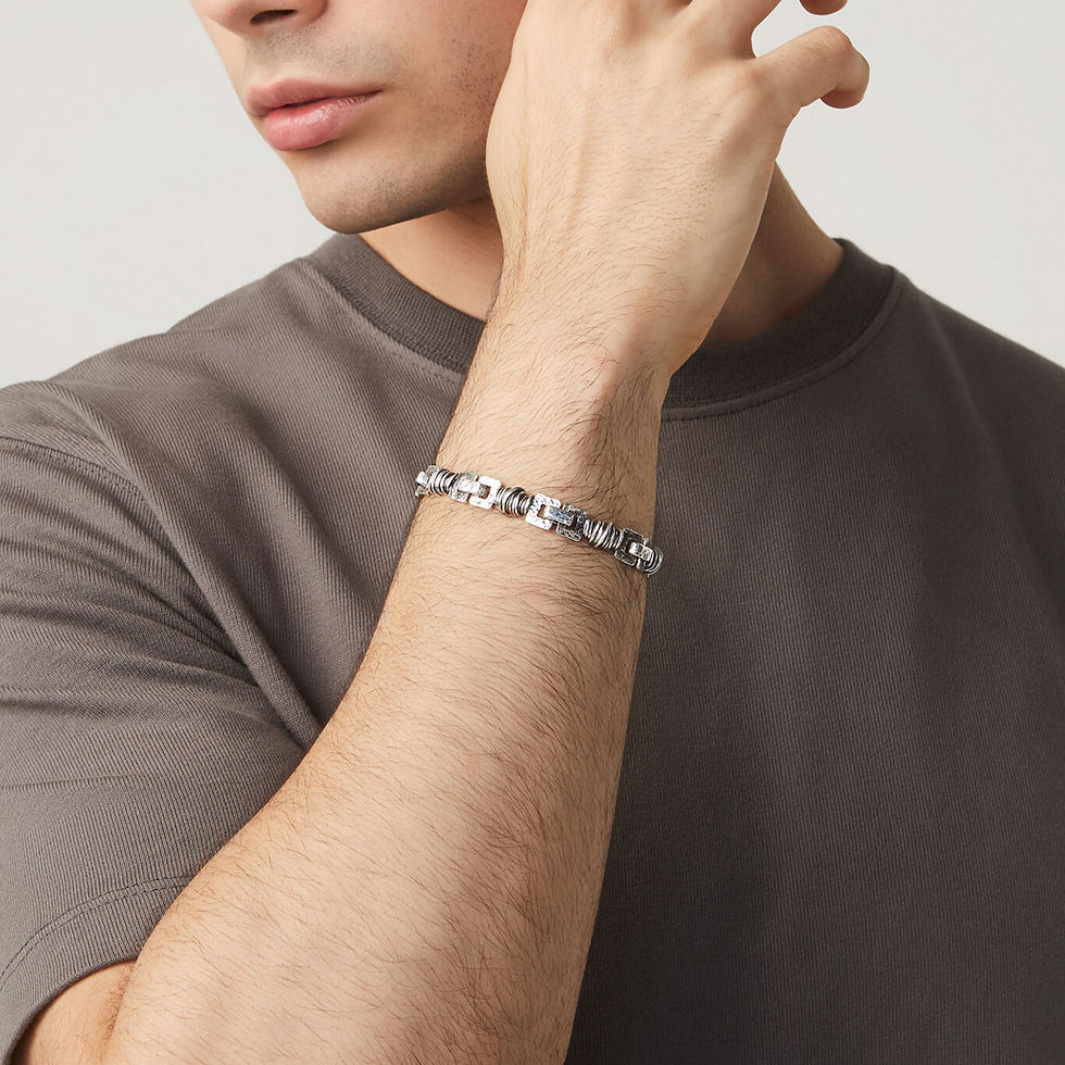 Braccialetto Rolò martellato da uomo: elegante e raffinato