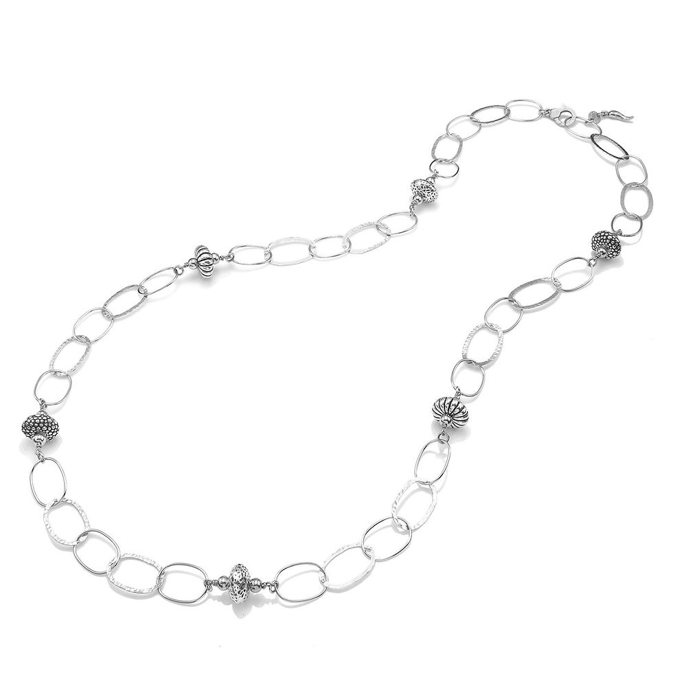 Collana elegante in argento con ciondoli