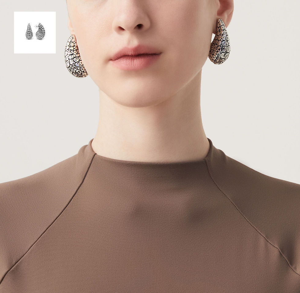 Donna indossa orecchini eleganti