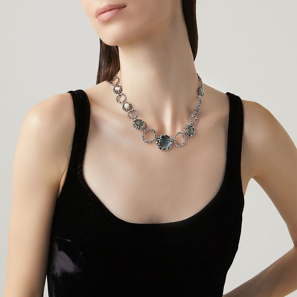 Donna indossa collana DAFNE: elegante gioiello