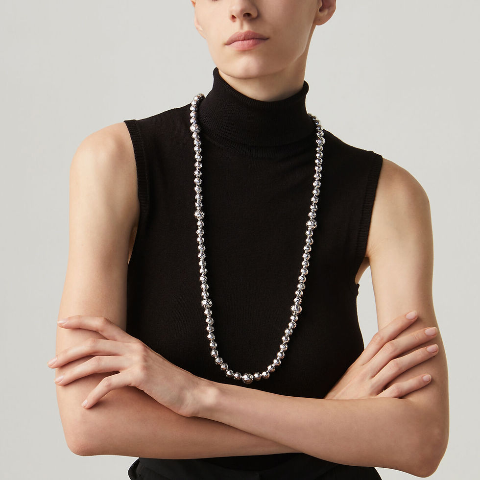 Collana di perle lunga, elegante e raffinata