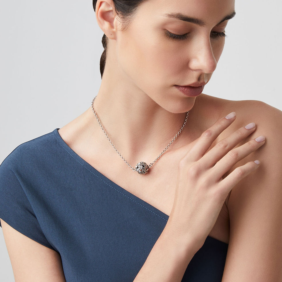 Donna elegante indossa collana Butterfly