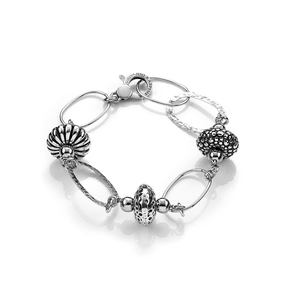 Braccialetto elegante in argento con dettagli decorativi
