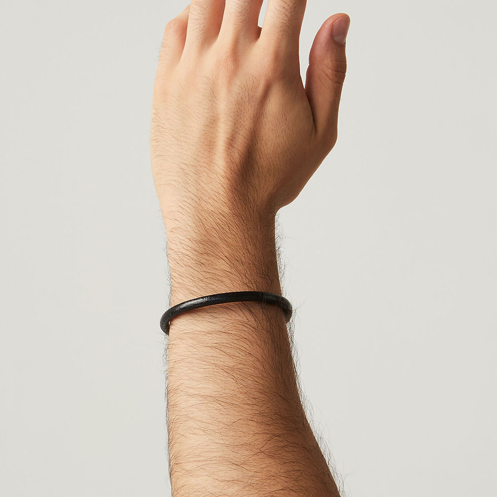 Braccialetto nero in pelle, elegante e minimalista