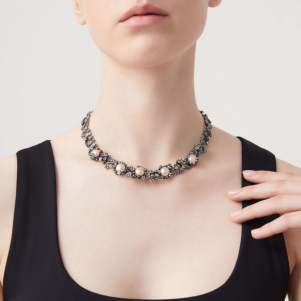 Donna indossa collana DAFNE con perle