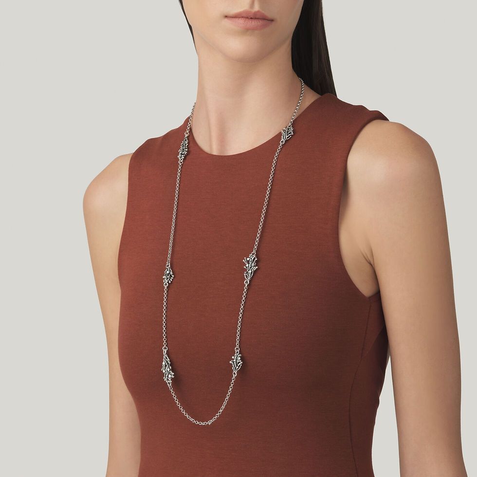 Collana lunga con ciondoli, elegante e raffinata