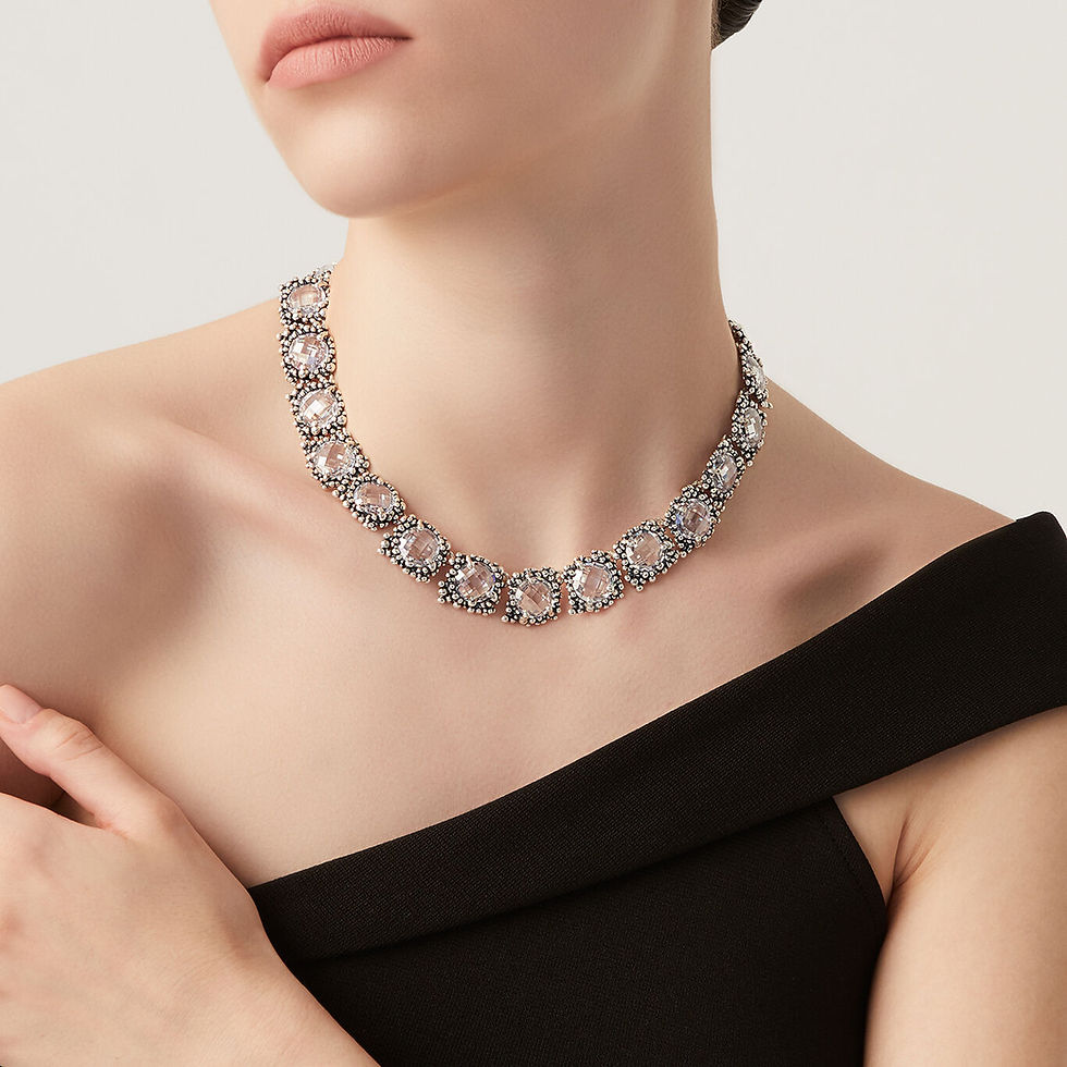 Donna indossa collana DAFNE di Antica Gioielleria