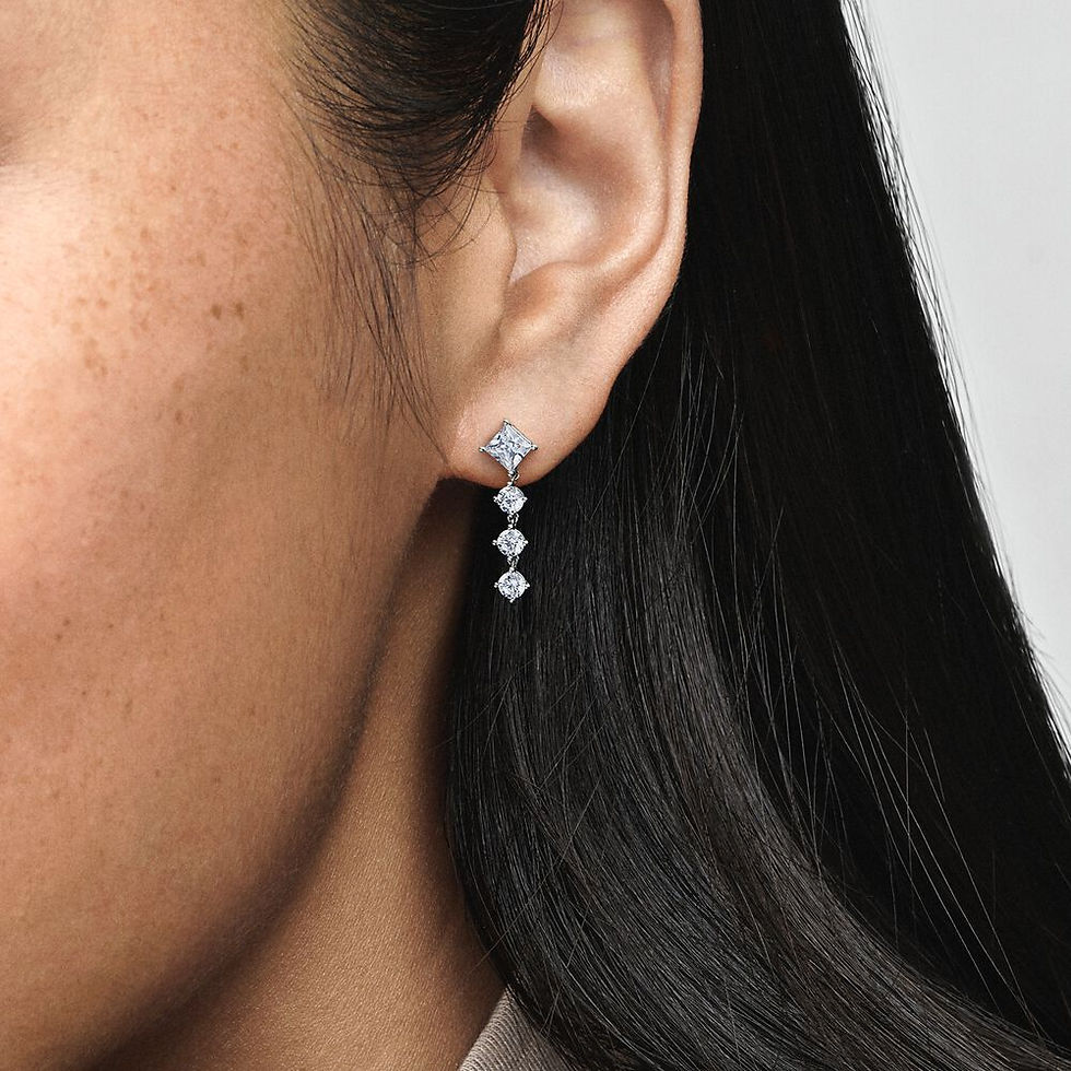Eleganti orecchini pendenti con diamanti