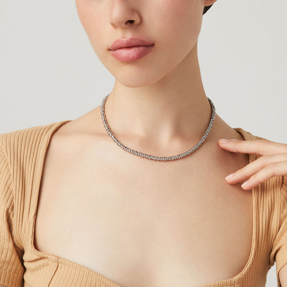 Collana sottile in argento, elegante e minimalista.