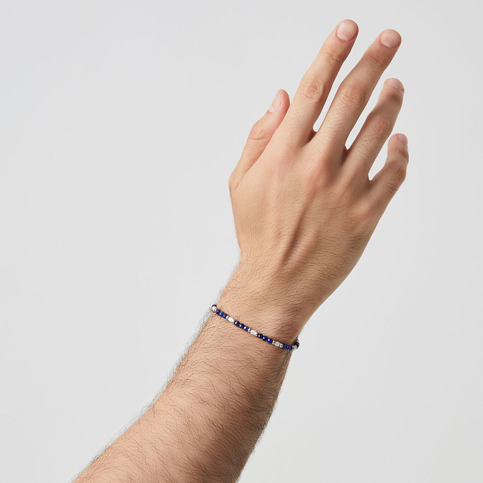 Braccialetto blu e argento al polso