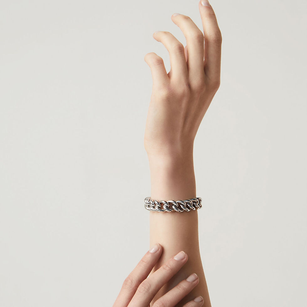 Braccialetto elegante in argento, dettaglio al polso