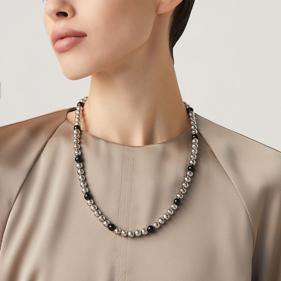 Donna indossa collana elegante con perle e onice