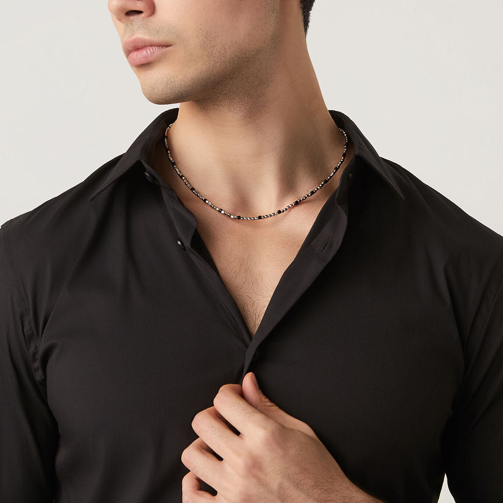 Uomo con collana in oro rosa