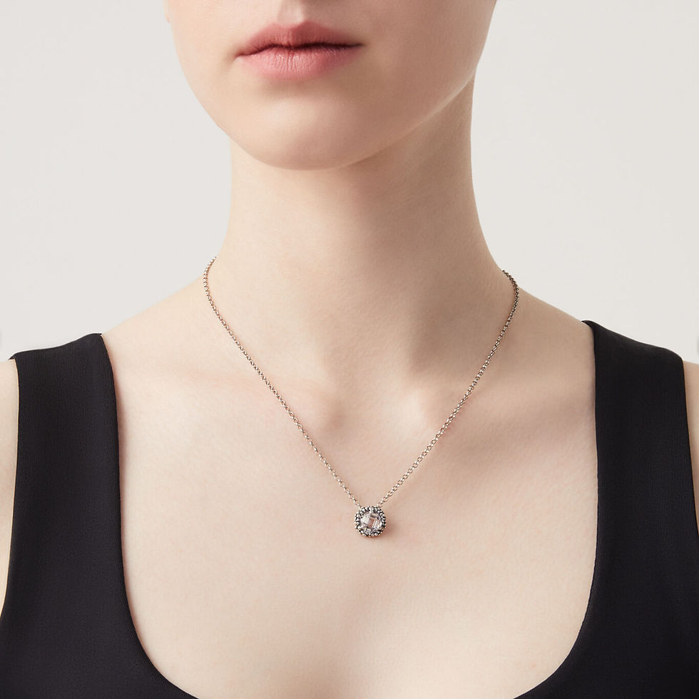 Donna con collana Dafne: elegante ciondolo rotondo