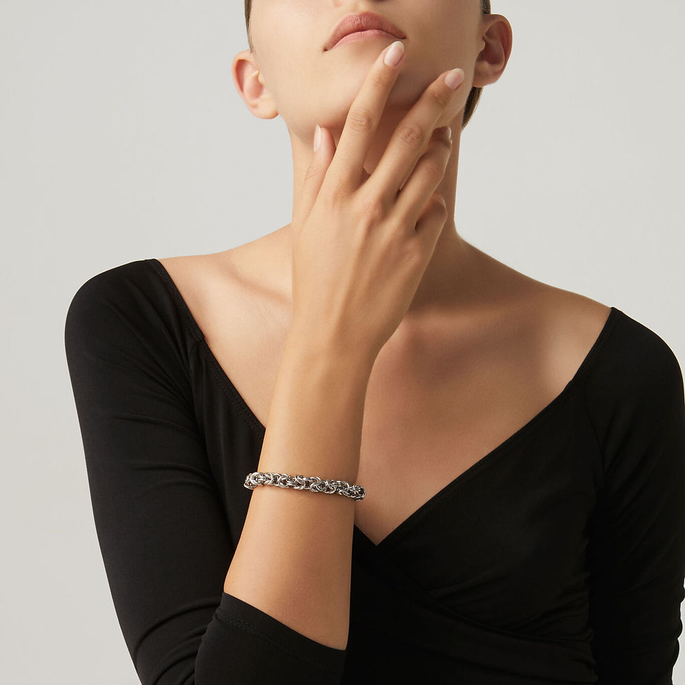 Miniatura: Bracciale elegante con dettagli intrecciati