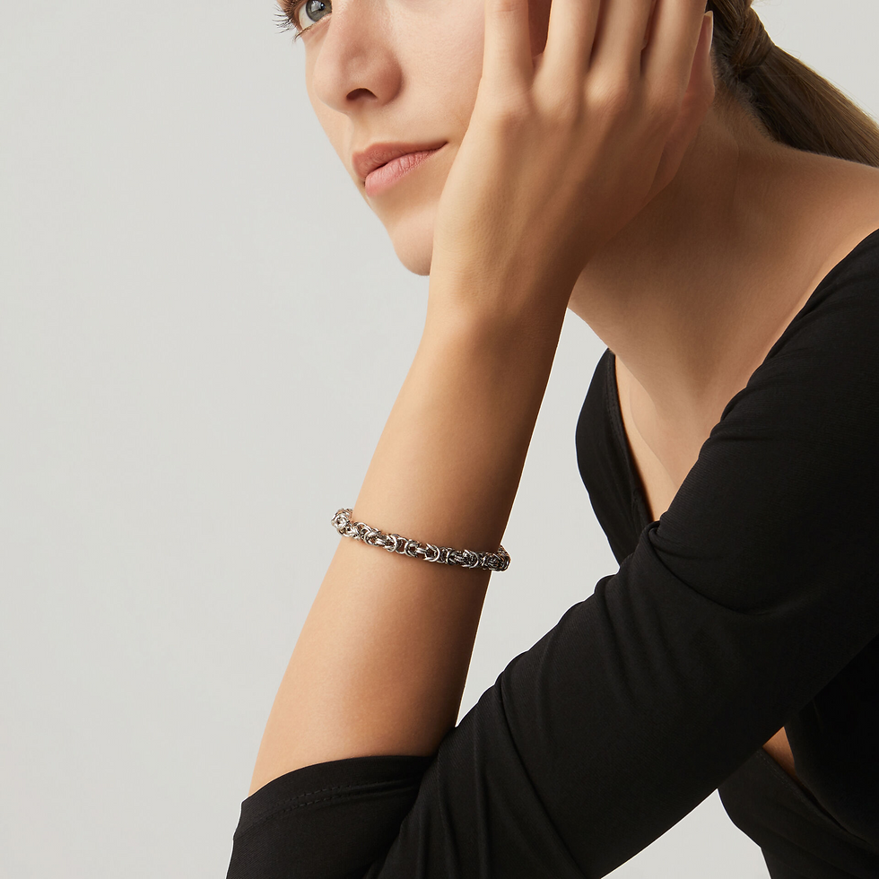 Bracciale Bizantina Piccola: elegante braccialetto in argento, dettaglio al polso