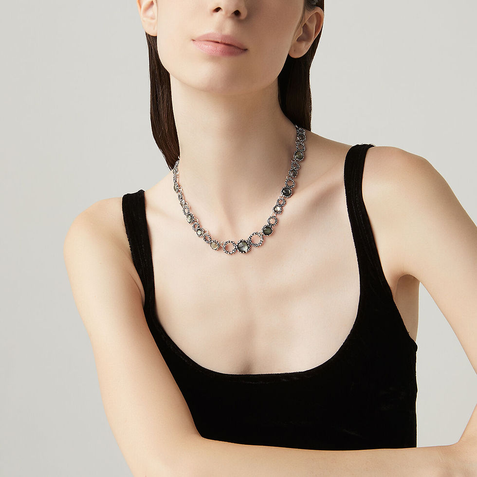 Miniatura: Donna indossa collana DAFNE, gioiello elegante