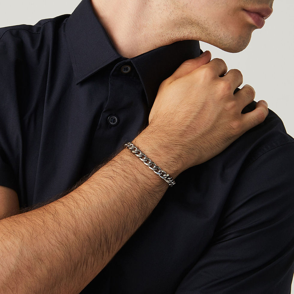 Braccialetto da uomo elegante, dettaglio al polso