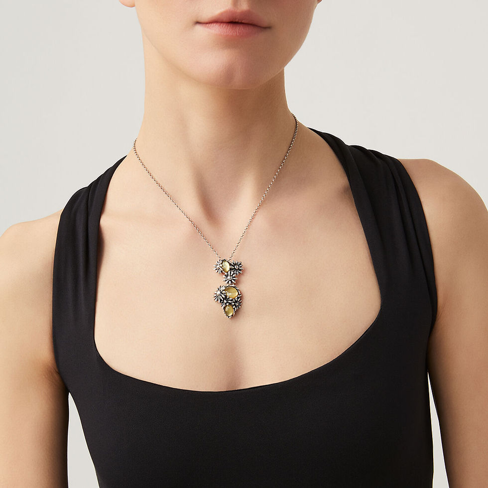 Collana con pendenti a goccia, design floreale