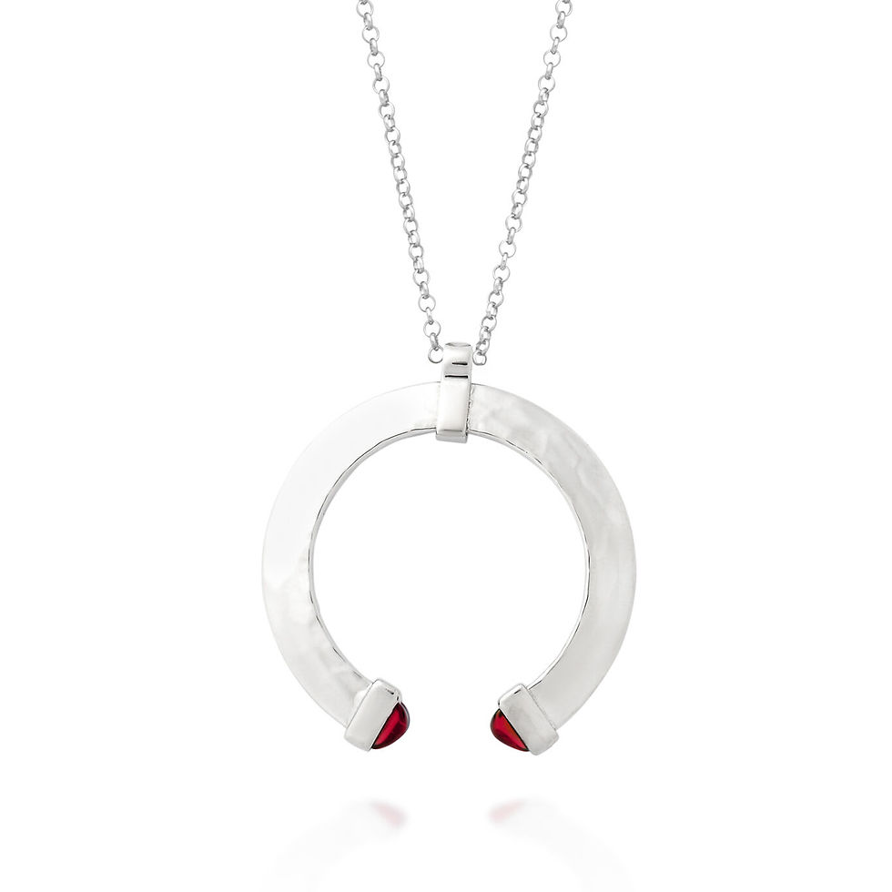 Collana a forma di ferro di cavallo con pietre rosse