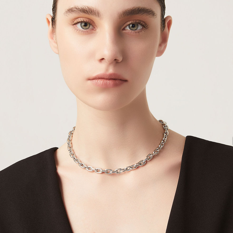 Modello indossa collana elegante