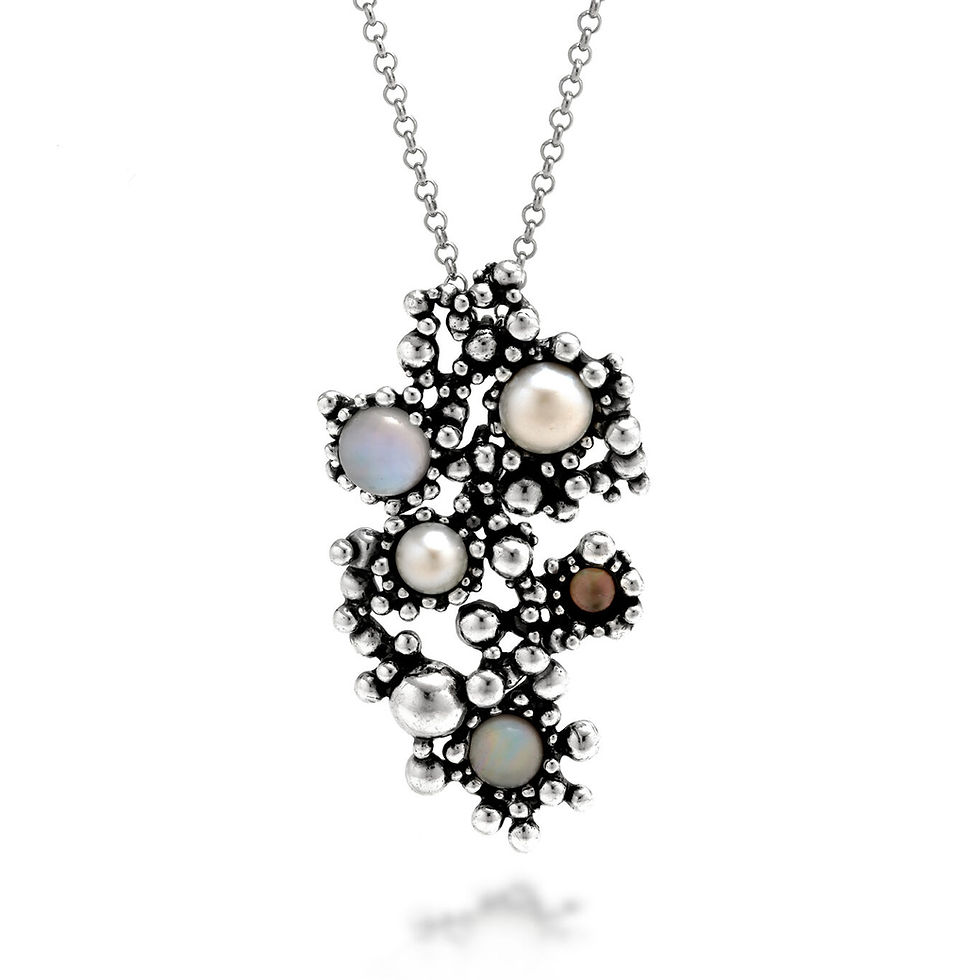 Collana con perle e pietre preziose