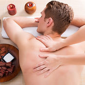 bel-homme-detendu-beneficiant-massage-du-dos-tissus-profonds-au-salon-spa.jpg