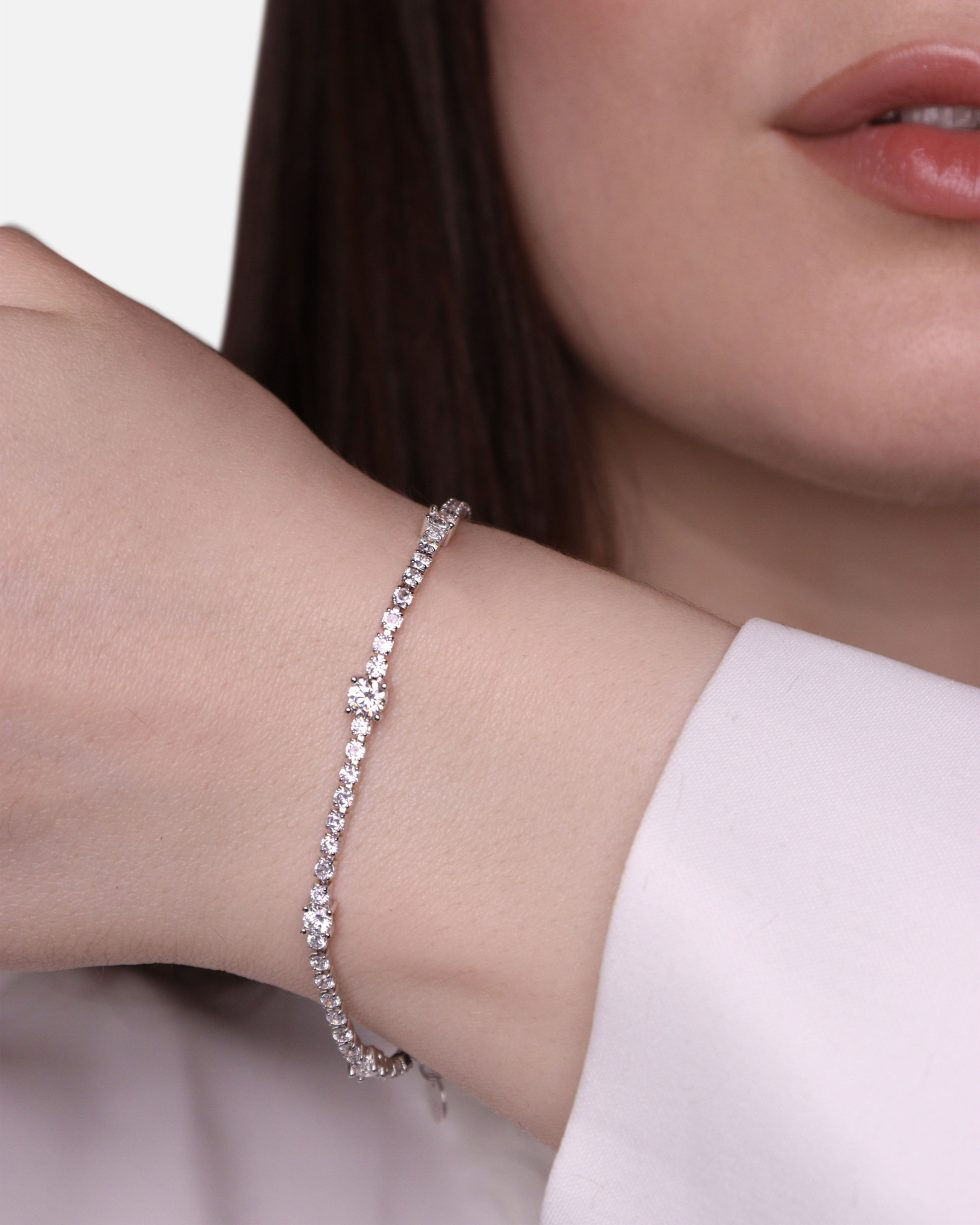 Il bracciale è molto più di un semplice accessorio: è un simbolo di stile e personalità. Realizzato in diversi materiali, com