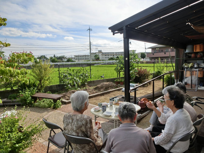 秋のはじまり　お庭で団欒