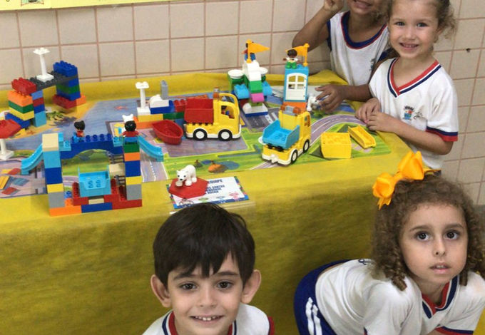 O Projeto Piloto de Robótica em um CMEI da rede pública de ensino causou impacto não somente pelos aspectos do desenvolvimento cognitivo, da construção do conhecimento, mas, principalmente, pelas competências e habilidades socioemocionais que ensejou. Trata-se de uma proposta de inclusão tecnológica que contribuiu no processo das crianças gerenciarem as emoções e superarem os desafios, promovendo uma aprendizagem enriquecedora.