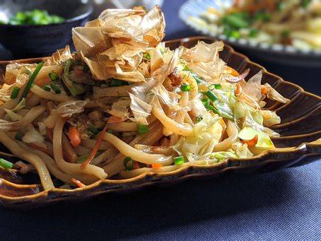 <YAKI UDON NOODLE STIR FRY/ 焼うどん>
