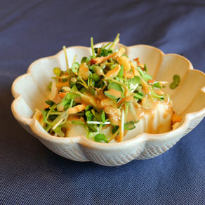 <TOFU SALAD WITH TANGY TAHINI DRESSING>