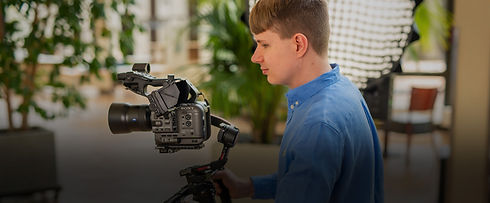 Marc Ph. Mante, Filmemacher und Videograf hinter der Kamera filmt mit Gimbal in Sindelfingen