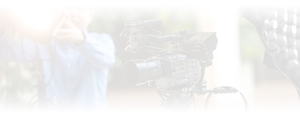 Professionelles Filmequipment: Kamera auf Stativ im Vordergrund, Marc Ph. Mante, Regisseur, Filmemacher und Videograf stellt im Hintergrund Scheinwerfer ein in Sindelfingen bei Stuttgart