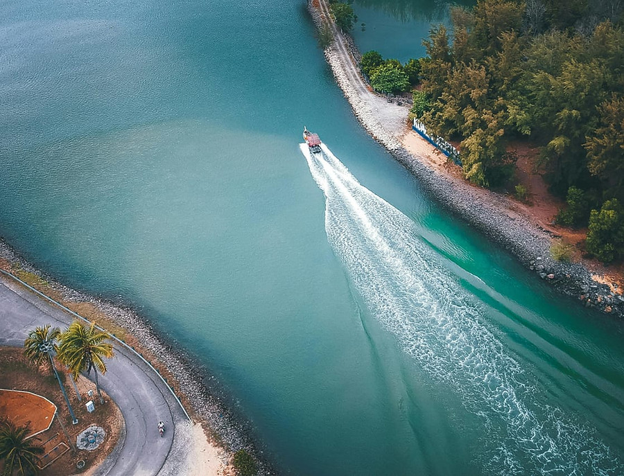 ootsfahrt auf dem breiten Fluss in Paraguay – Entspannung und Wassersport als Teil der Lebensqualität rund um Alma Hills.