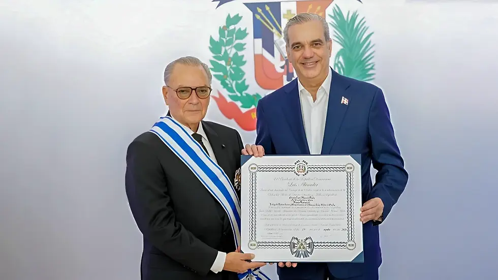 Luis Abinader condecora a Frank Rainieri con Orden del Mérito nacional