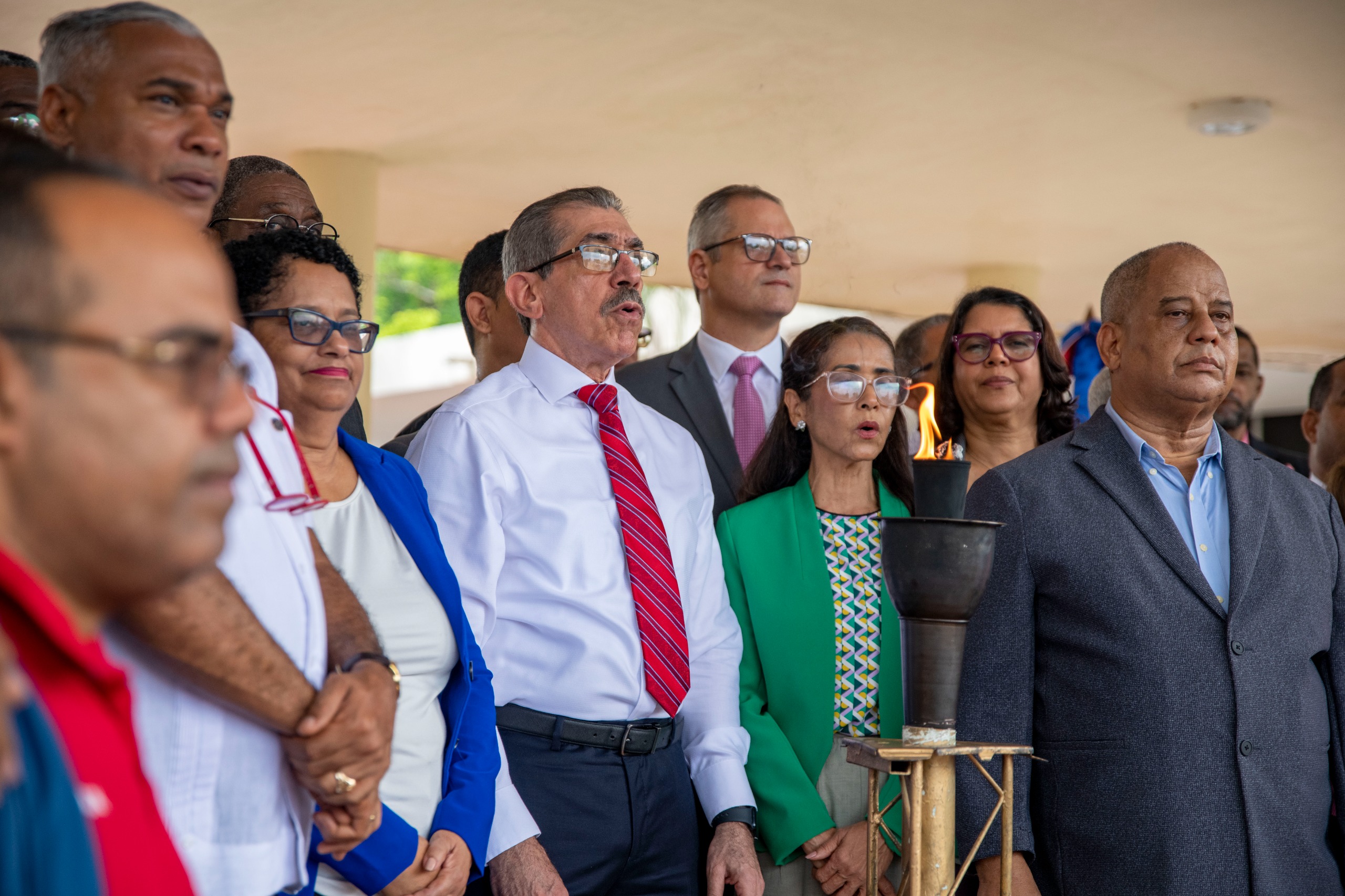 Rector de la UASD recibe la antorcha de los Juegos Tony Barreiro