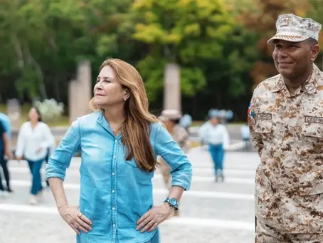 Carolina Mejía respalda verja fronteriza y propone un muro económico y ecológico