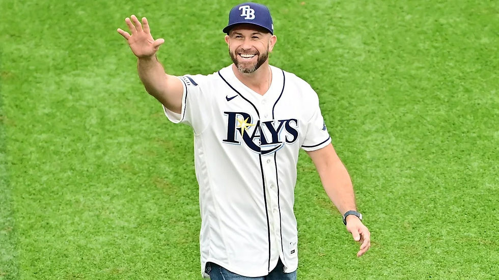 Evan Longoria realiza el lanzamiento de honor en el cuarto juego de la Serie Mundial