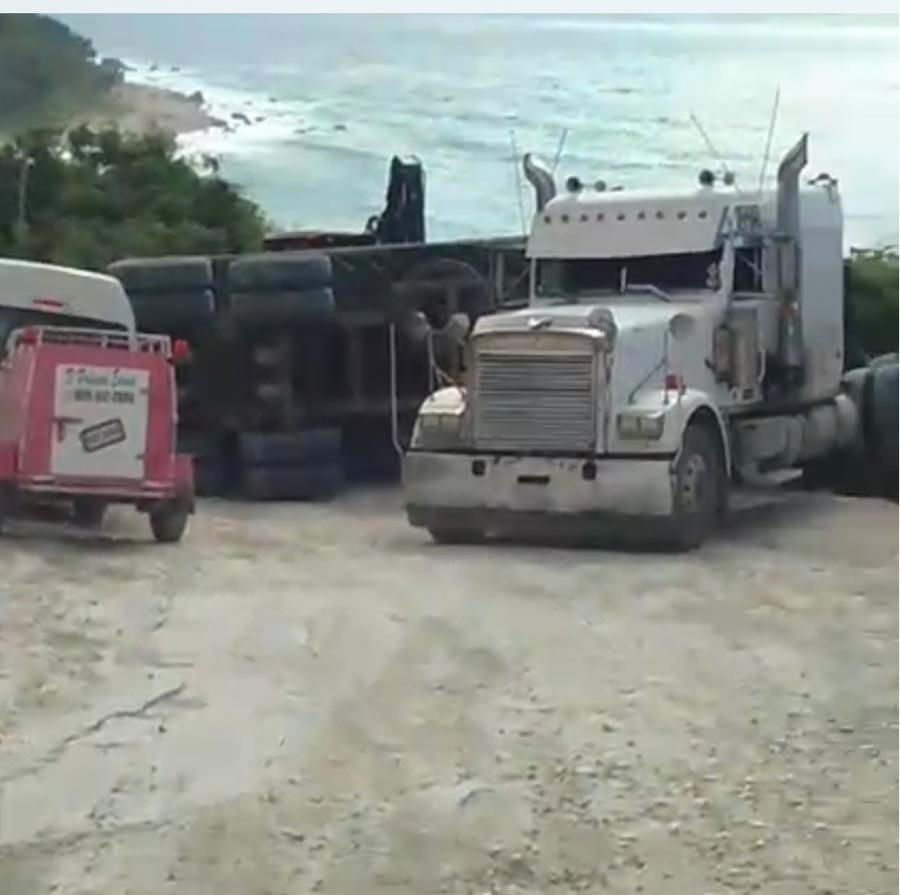 Tránsito varado de Barahona a Pedernales por volcadura de patana en El Derrumbao 