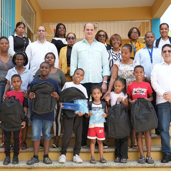 INABIE entrega útiles escolares a estudiantes afectados por lluvias