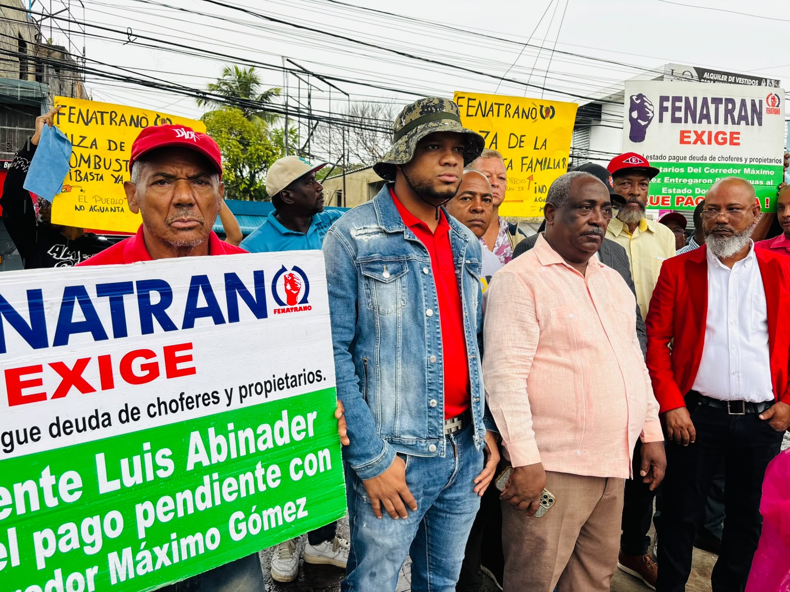 Comunitarios y choferes de Santo Domingo Norte durante una protesta