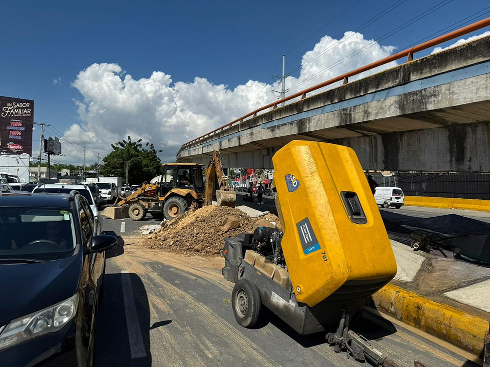 La CAASD trabaja en reparación de avería en línea de agua potable bajo elevado Churchill con Kennedy