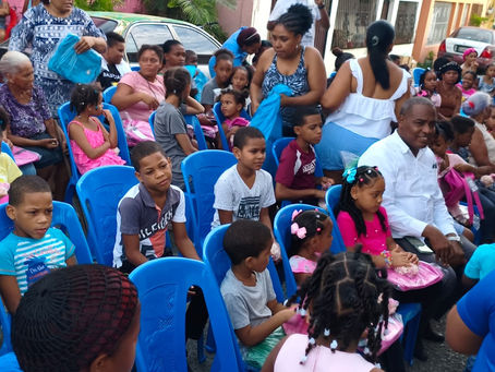 Regidor Daniel Núñez beneficia a cientos de niños con entrega de útiles escolares en Los Alcarrizos